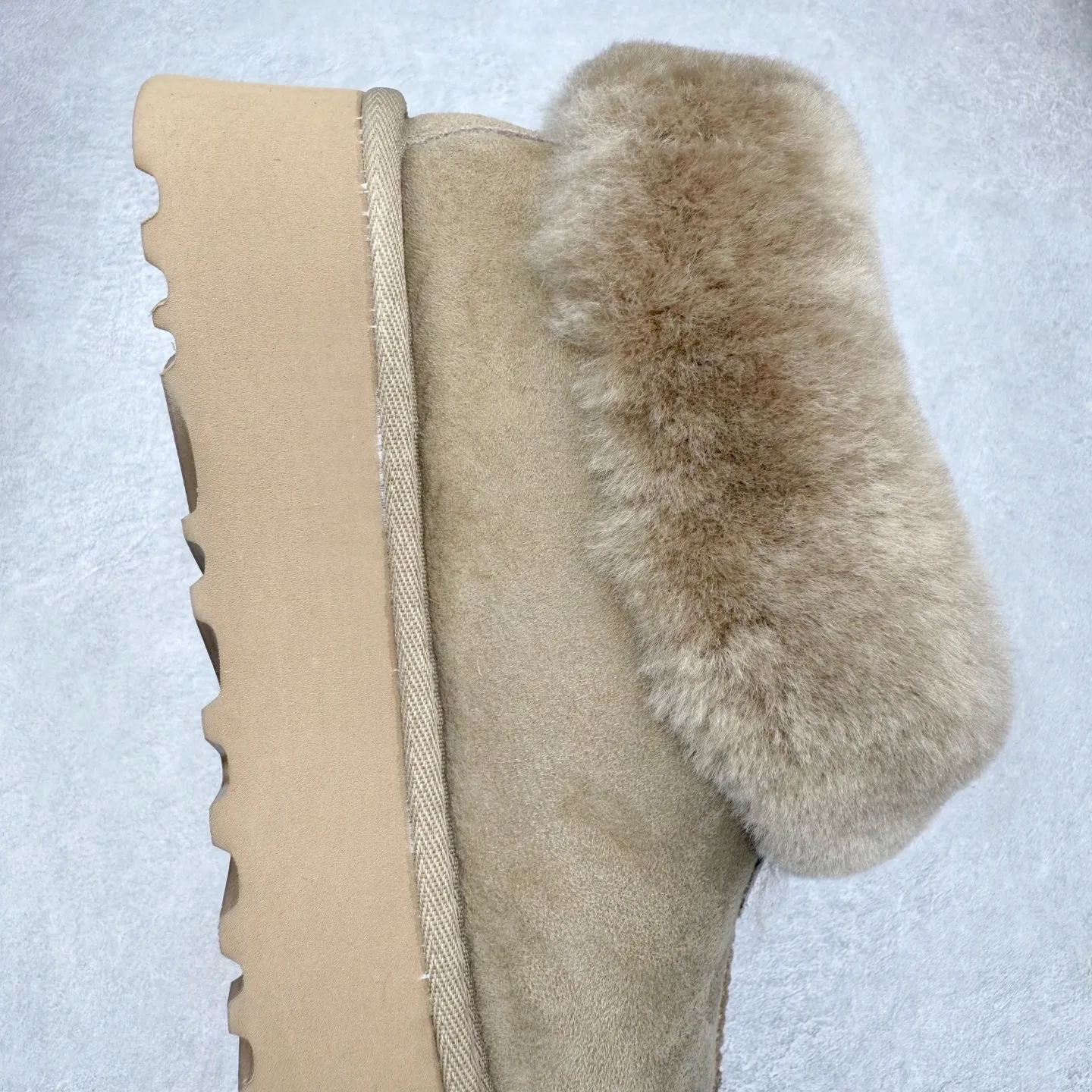 Pick up locally 💰520 UGG 4810H Tatsu special thick-soled autumn and winter sheep fur integrated snow boots. All shoes are made of ZP same factory. Longfeng A-grade Australian imported sheep fur integrated brand OEM production line. Fully follow the ZP process. OEM original pattern maker. Adhering to the principle of no original shoes and no development selection. Pay attention to every detail. The most authentic version on the market TREADLITE "Light Wing" technology outsole Lightweight/durable/flexible/pile size: 35 36 37 38 39 40 Coding: by2936070